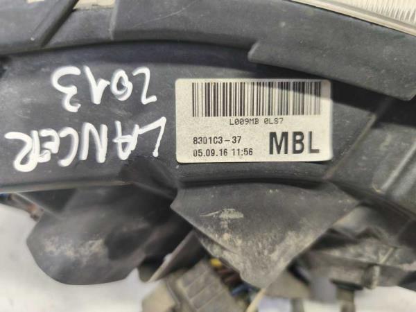 PHARE GAUCHE MITSUBISHI - Vue 3